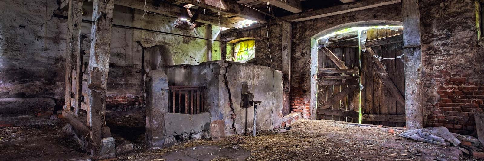 Interno di un vecchio deposito o fienile abbandonato, pieno di oggetti vecchi e polverosi