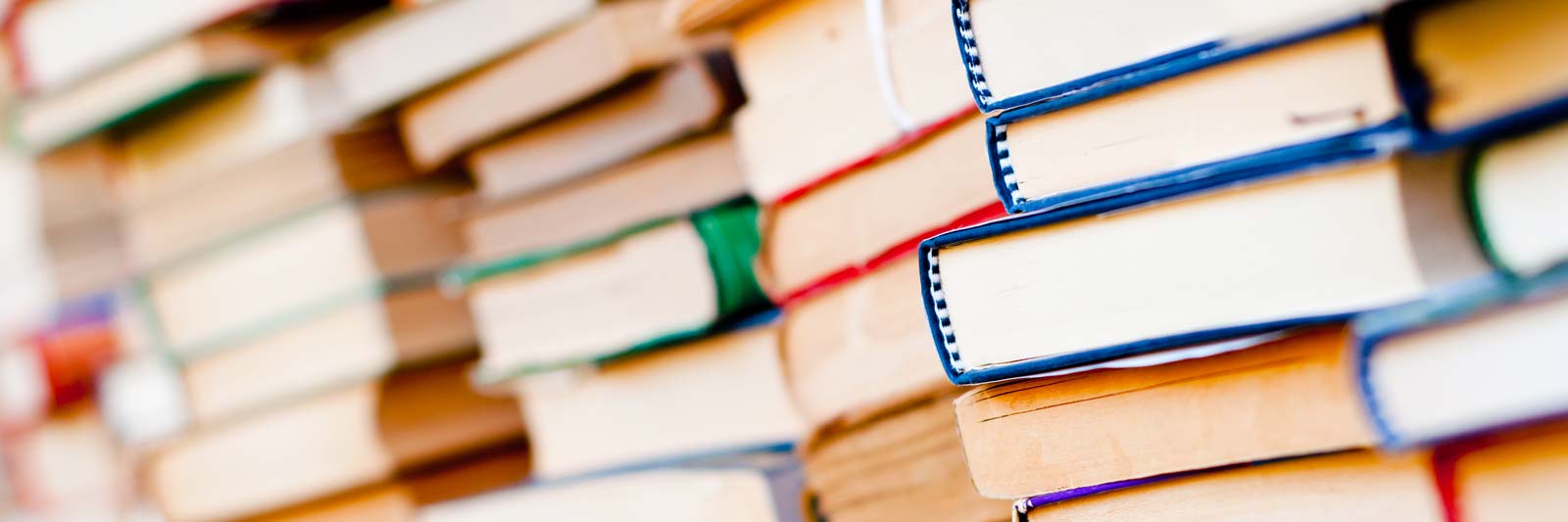 Pile di libri e materiale cartaceo impilati