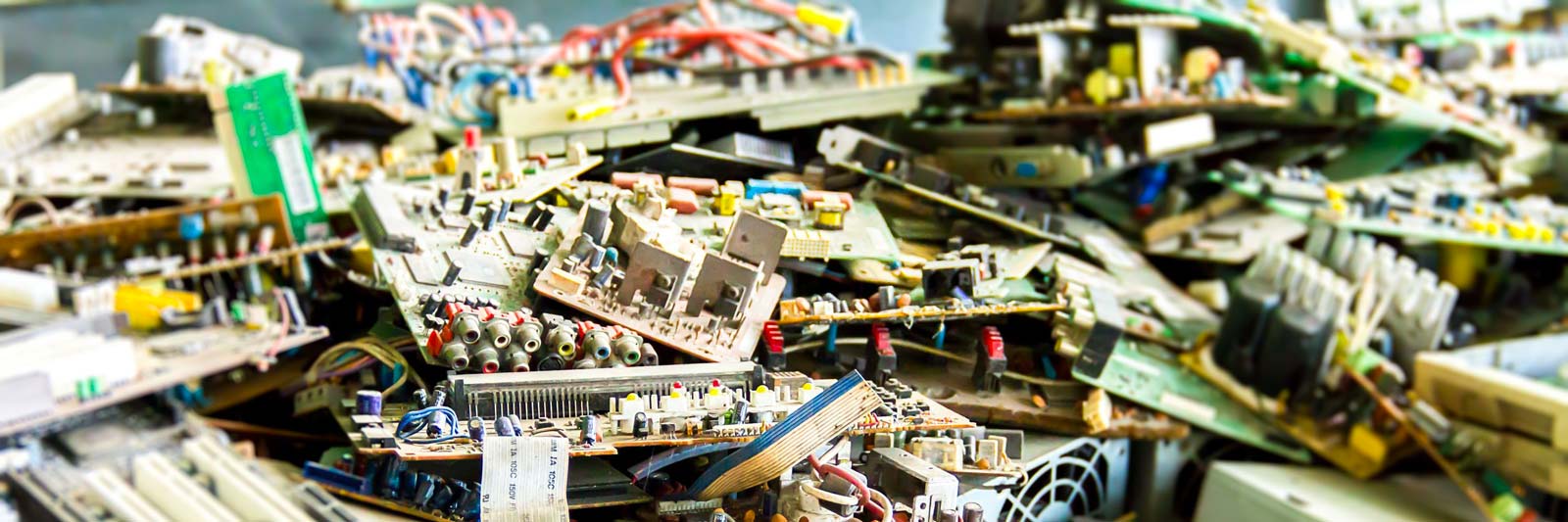 Cumulo di schede elettroniche e componenti di apparecchi elettronici rotti